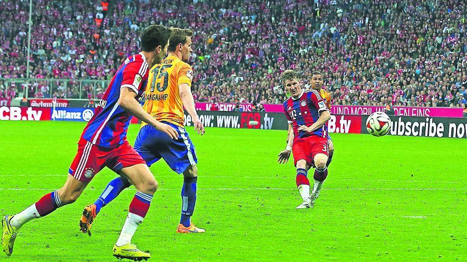 Bastian Schweinsteiger erzielt den 1:0-Siegtreffer für den FC Bayern.