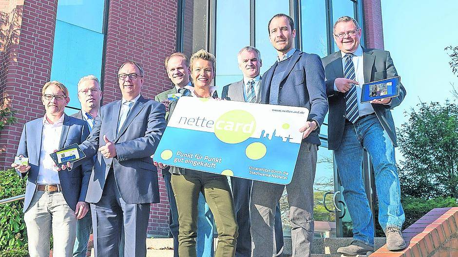  Start für die neue NetteCard (von links): Christoph Cremers, Clemens Rütten (beide NettePunkt), Ralf Stobbe (Lobbericher Werbering) Bürgermeister Christian Wagner, Astrid Stelzer (Kaldenkirchen aktiv), Stadtwerke-Geschäftsführer Norbert Dieling, Philipp Hammans (Breyeller Werbering) und Stadtwerke-Prokurist Harald Rothen. 