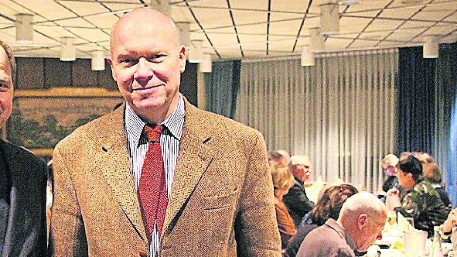 Fischessen im Hexagon: Zum politischen Aschermittwoch hatte FDP-Vorsitzender Joachim C. Heitmann (r.) den stellv. Leiter des Museums Burg Linn, Dr. Christoph Dautermann (l.), als Gastredner eingeladen.