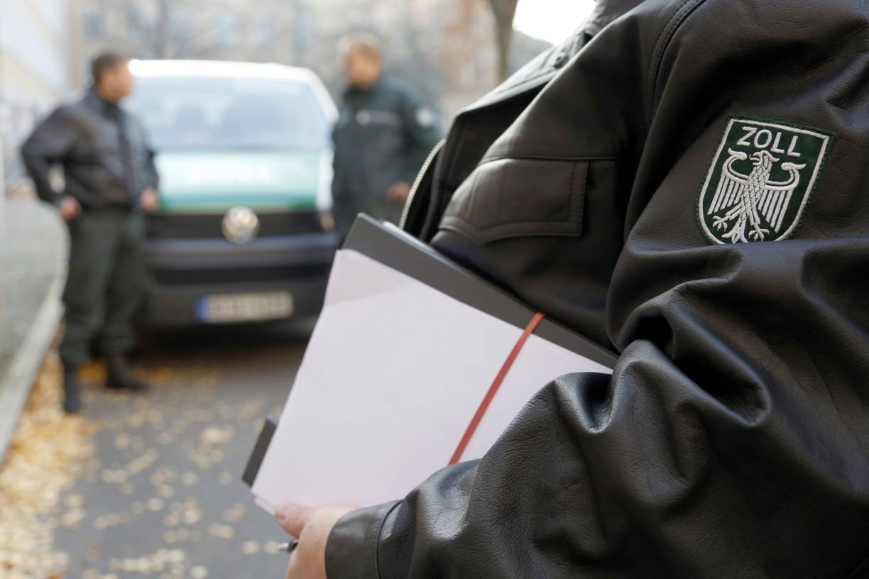 Versprochener Mindestlohn ist gut, Zoll-Kontrolle ist besser: Die IG BAU will, dass die Finanzkontrolle Schwarzarbeit des Zolls intensiver kontrolliert, ob der gesetzliche Mindestlohn von 8,50 Euro pro Stunde auch tatsächlich gezahlt wird.