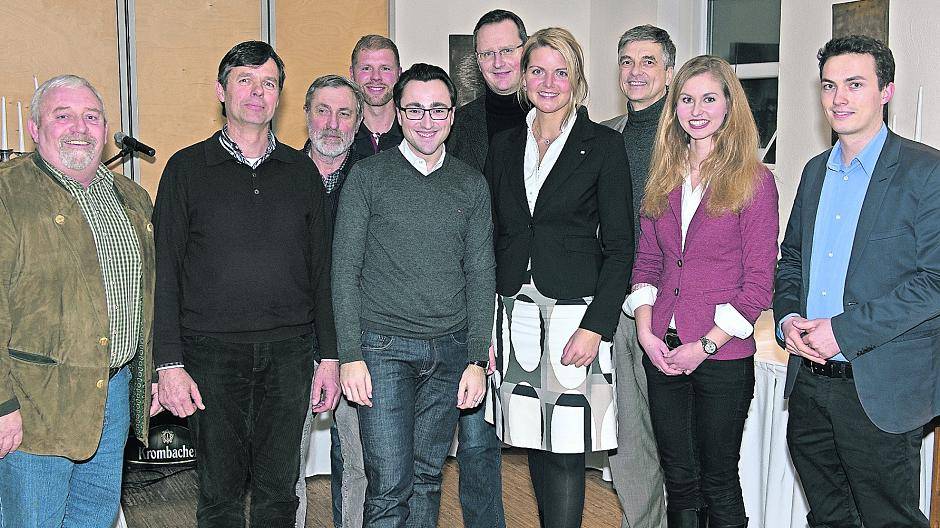 Diskussion mit Landwirten: Die CDU-Politikerin und Landwirtin Christina Schulze Föcking (Mitte) traf in Hüls mit Krefelder Kommunalpolitikern und Bauernvertretern zusammen.