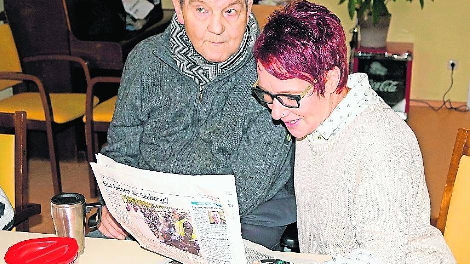  Pflegedienstleiterin Petra Kluthausen liest in der Einrichtung Heilig Geist Karl Friedrich Rathai aus der Zeitung vor. 