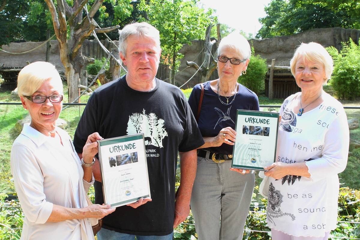 Menschenaffenpfleger Klaus Reymer (2.v.li.) suchte den Namen für das vor drei Monaten geborene Gorilla-Jungtier aus. Heidemarie Lenz (rechts) und Sigrid Adams (links) übernahmen die Patenschaft für den kleinen Pepe.