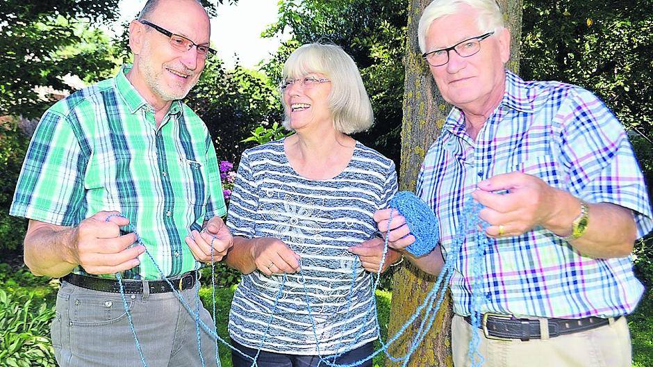 Es gibt immer wieder etwas, dass entknotet werden muss: Das Netzwerk Nachbarschaft (von links: Wolfgang Winter, Waltraud Wiegers und Erich Both) hilft dabei.