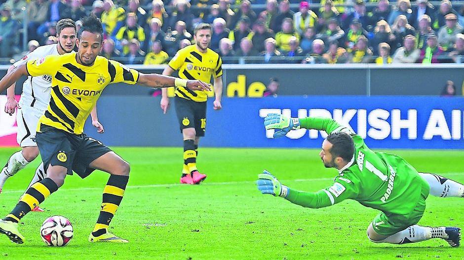 Pierre-Emerick Aubameyang (li.) trifft zum 2:0 seines BVB über den SC Paderborn.