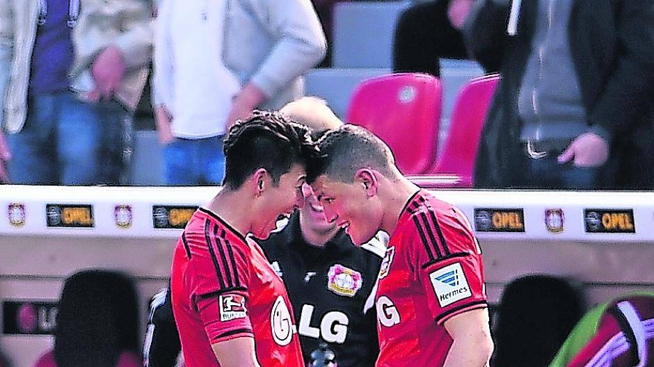  Kyriakos Papadopoulos (re.) bejubelt mit Heung-Min Son seinen Treffer zum 3:0 gegen Hannover. 