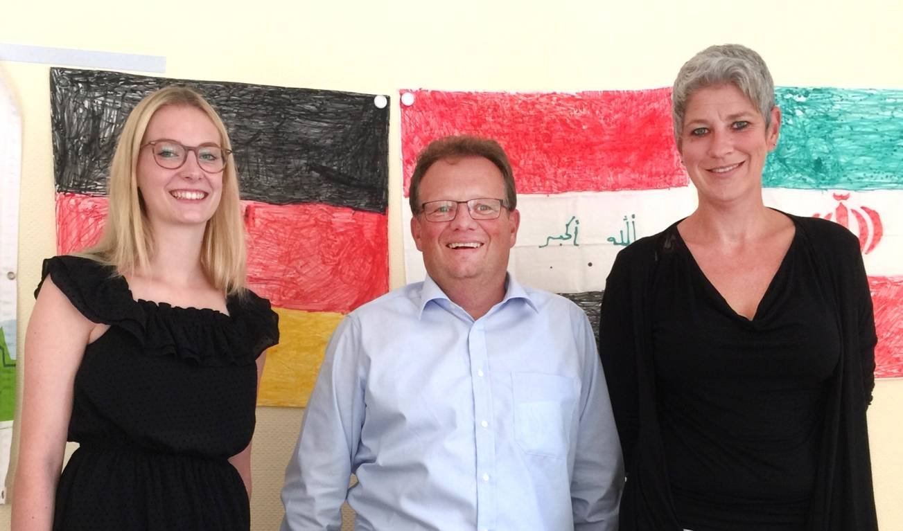  Landesfahnen im Hintergrund: Der Förderverein Nettetaler Flüchtlingshilfe kümmert sich insbesondere um die Sprachförderung (von links): Carolin Linde (freiwilliges soziales Jahr), Ralf Schröder (zweiter Vorsitzender) und die Vorsitzende Sandra Breuer. 