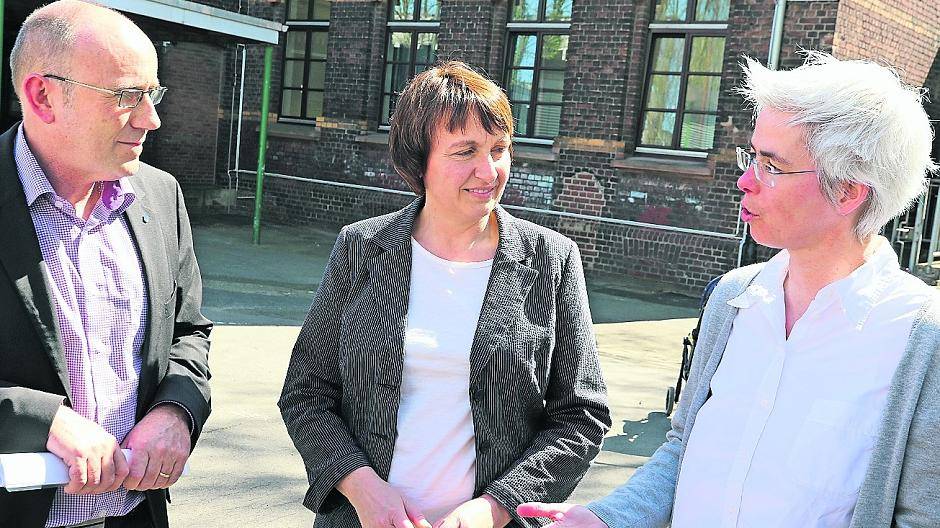 Abgeordnete besuchen Flüchtlingsheim