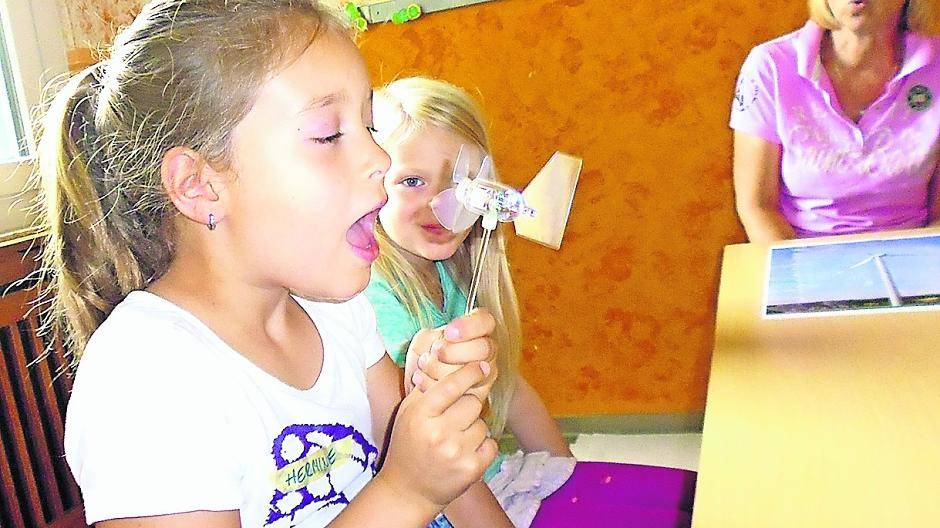  Die Vorschulkinder des Kindergartens St. Sebastian in Lobberich erfahren spielerisch, wie umweltfreundlicher Strom erzeugt wird. 