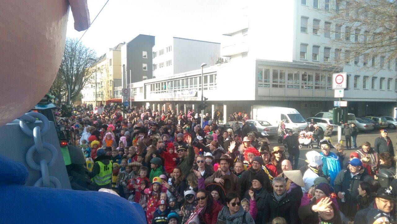  Der Rosenmontagszug Krefeld 2015... 
