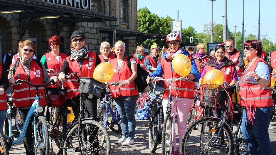 Kitas: Streikende radeln durch die City