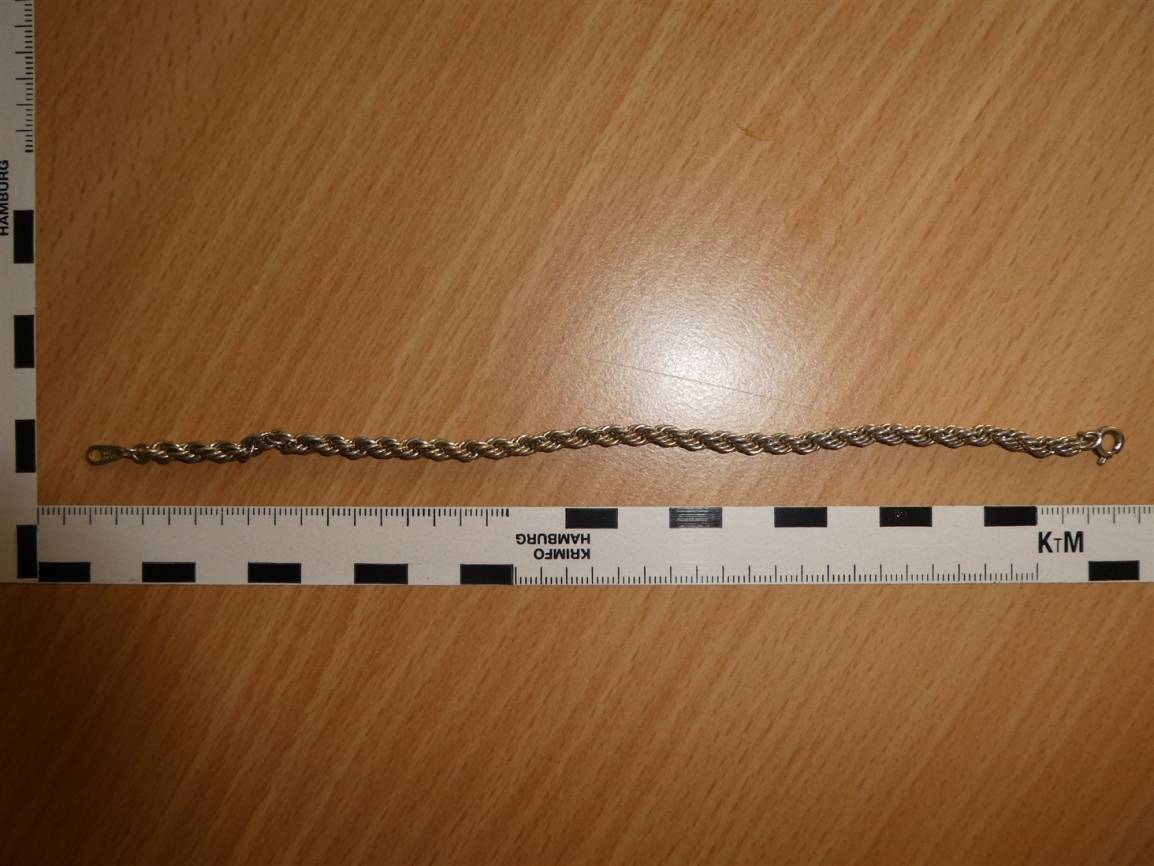  Wer seinen Schmuck hier wiedererkennt möge sich unter 02162/37 70 bei der Kripo Viersen melden. 