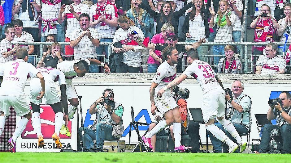 Stuttgarter „Affenjubel“ über den 2:1-Siegtreffer des VfB über den Hamburger SV.