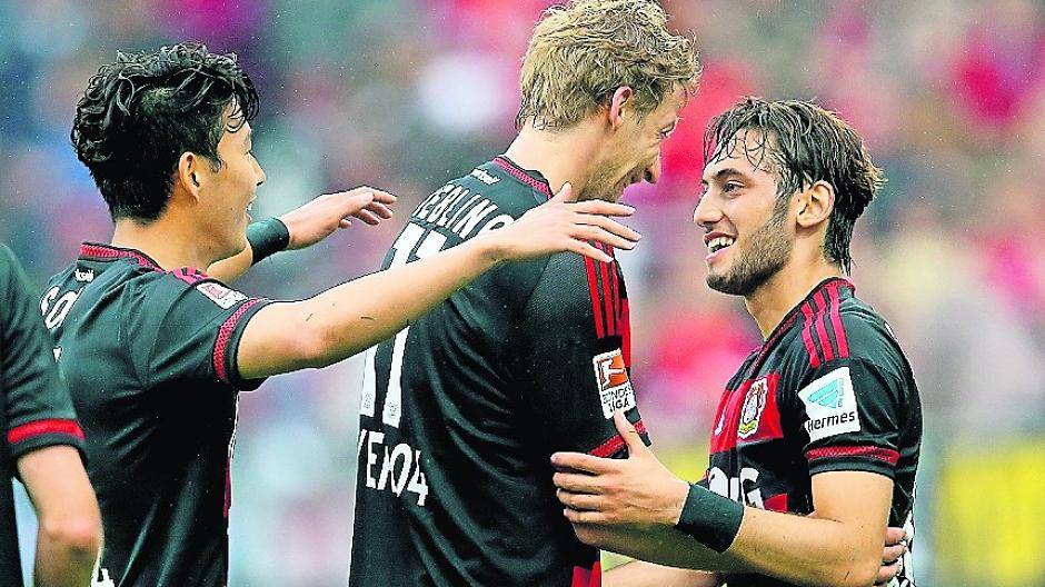 Die Leverkusener Torschützen Stefan Kießling (mitte) und Hakan Calhanoglu bejubeln das 2:0 über Hoffenheim.
