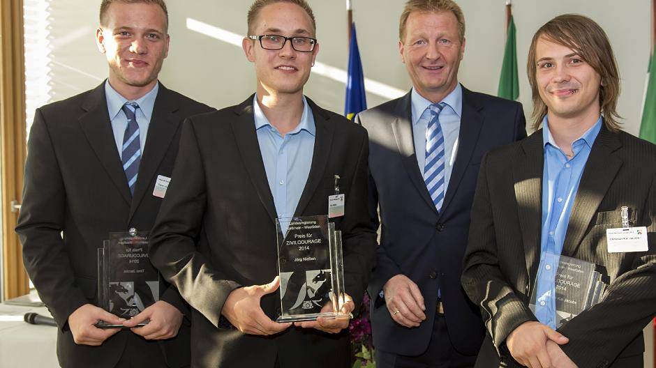 Innenminister ehrt drei Krefelder für ihre Zivilcourage
