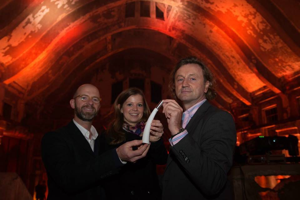  Stadtmarketing-Chef Uli Cloos (links), Flakon-Designerin Helena Boddenberg, der leicht gebogene Flakon und Duftdesigner Hubert Smyrek.  