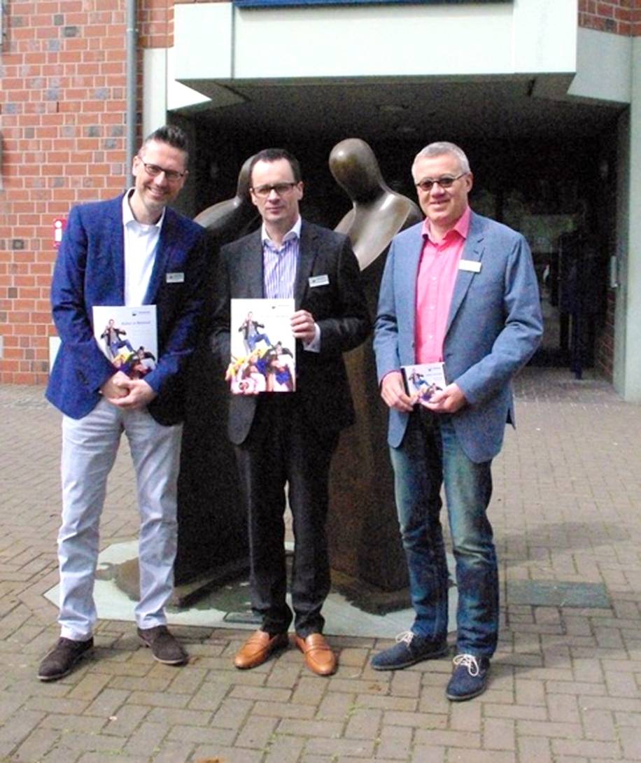  Bereichsleiter Arndt Venten, Kulturdezernent Armin Schönfelder und Sachgebietsleiter Roger Dick 8von links) präsentieren das neue Theaterprogramm. 
