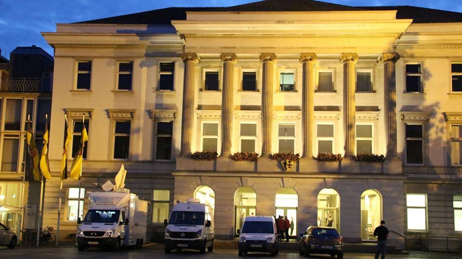 Am Wahlabend vor dem Krefelder Rathaus: Der WDR ist mit seinem Übertragungswagen...