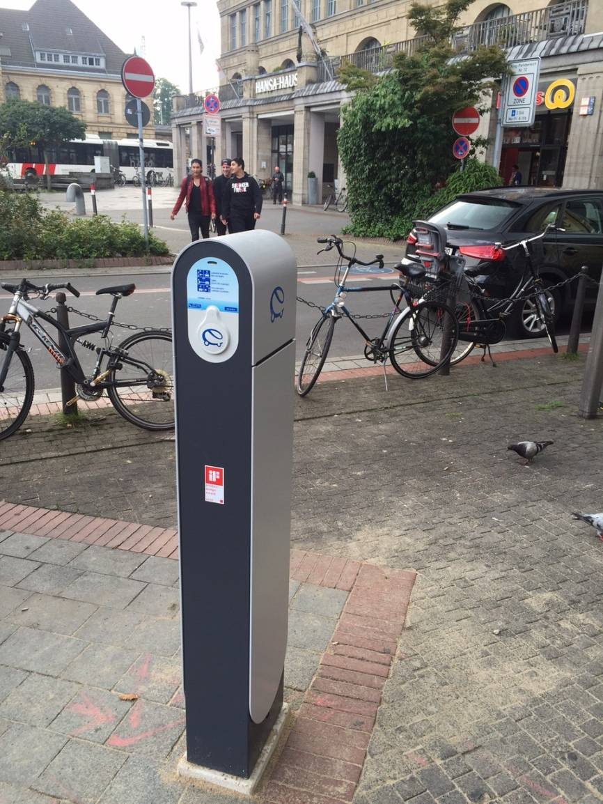 Schildbürgerstreich am Ostwall?: "Zapfsäule" auf dem Gehweg