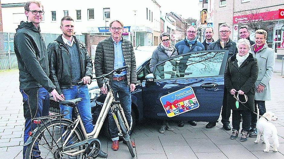 Auto, Fahrrad und Einkaufsguthaben wurden jetzt an die Gewinner der Nettecard-Weihnachtsverlosung übergeben. 