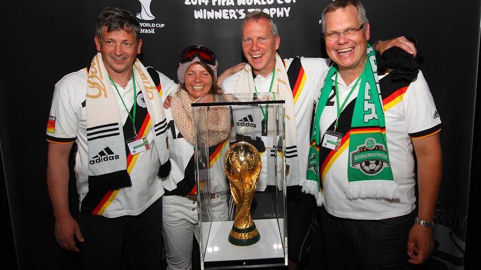 WM-Pokal ist da: Hüls in Weihnachtsstimmung