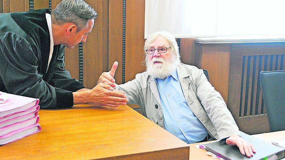 Gutachter Dr. Martin Albrecht (re.) vor Beginn des Prozesstags im Gespräch mit Staatsanwalt Stephan Lingens.