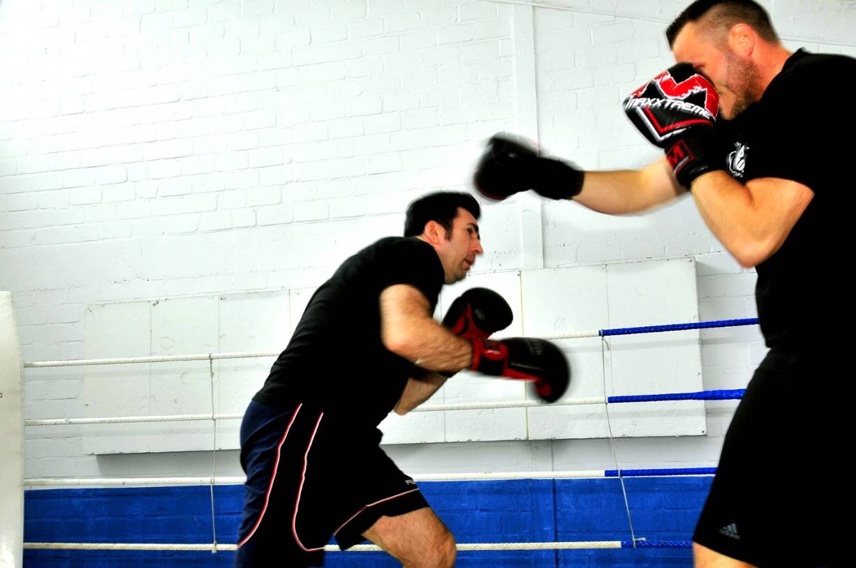  Ausweichen und dann rein in den Mann: Viel Glück, Kellys (links). Dominic Vial nimmt sich beim Sparring gegen den StadtSpiegel Redakteur ein wenig zurück. 