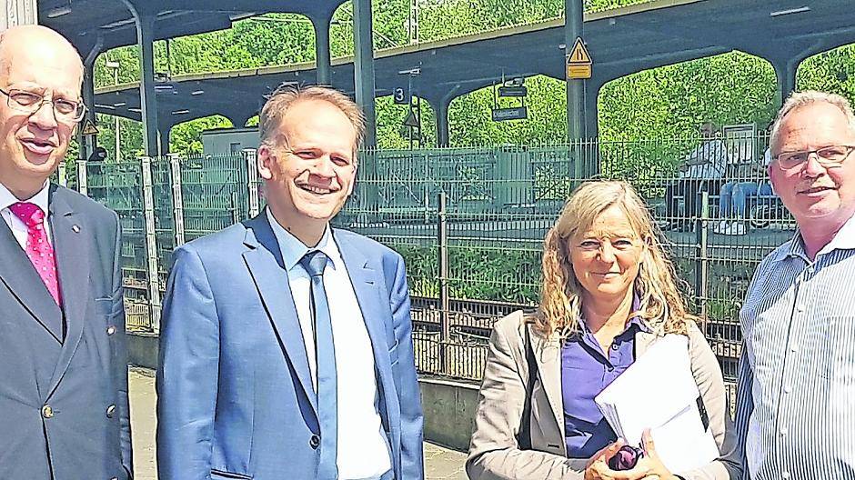  Werner Lübberink, NRW BD Chef, Bürgermeister Christian Wagner, die Technische Dezernentin Susanne Fritzsche und Udo Schiefner MdB (von links) auf dem Kaldenkirchener Bahnhof. 