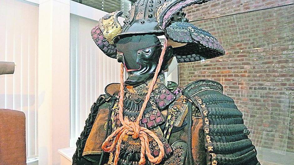 Takeda-Samurai kreuzen ihre Klingen im Museum