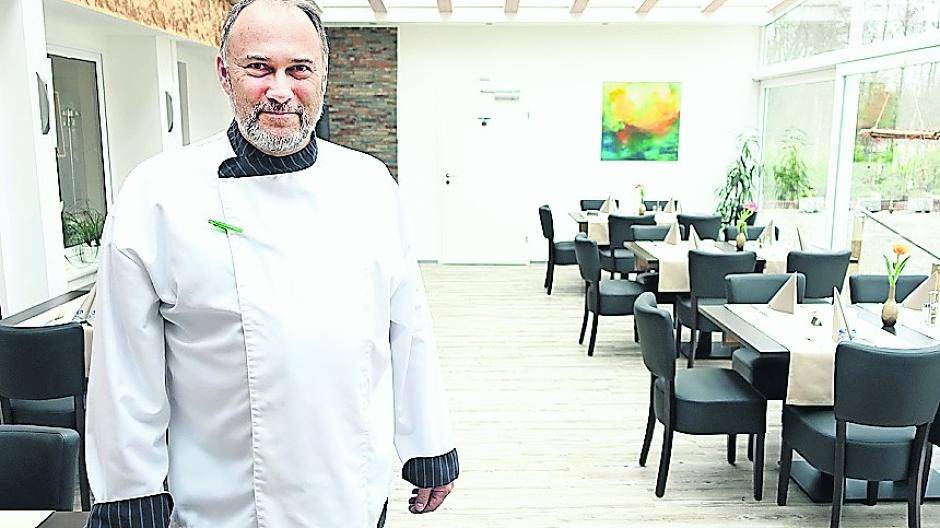 Karl Kummer, Inhaber vom Café und Restaurant De Wittsee, in seinem neuen Winter- und Sommergarten.