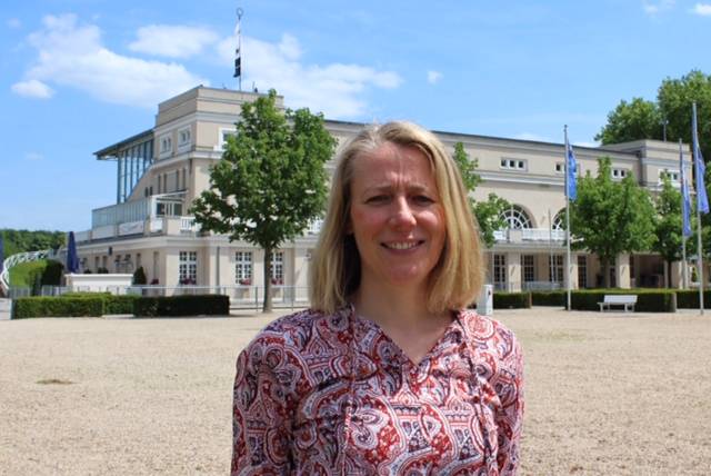 Die Krefelder Bundestagsabgeordnete Kerstin Radomski hat sich für die Freigabe der Mittel für die Rennbahn-Sanierung einesetzt.