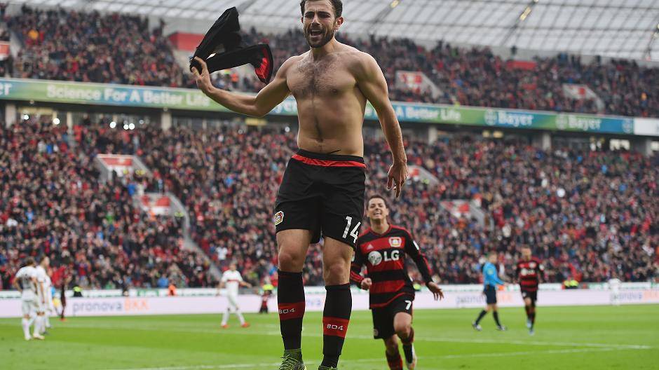  Admir Mehmedi bejubelt nach seinem 4:3 die Krönung von Leverkusens Aufholjagd gegen den VfB Stuttgart. 