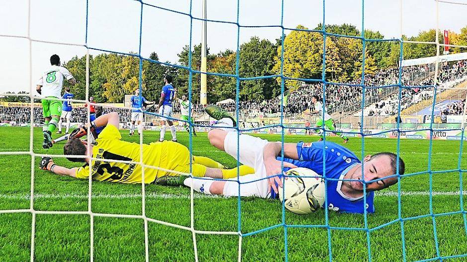 Die Darmstädter können nach Daniel Caligiuris Siegtreffer für Wolfsburg den Ball nur noch aus dem Netz fischen.