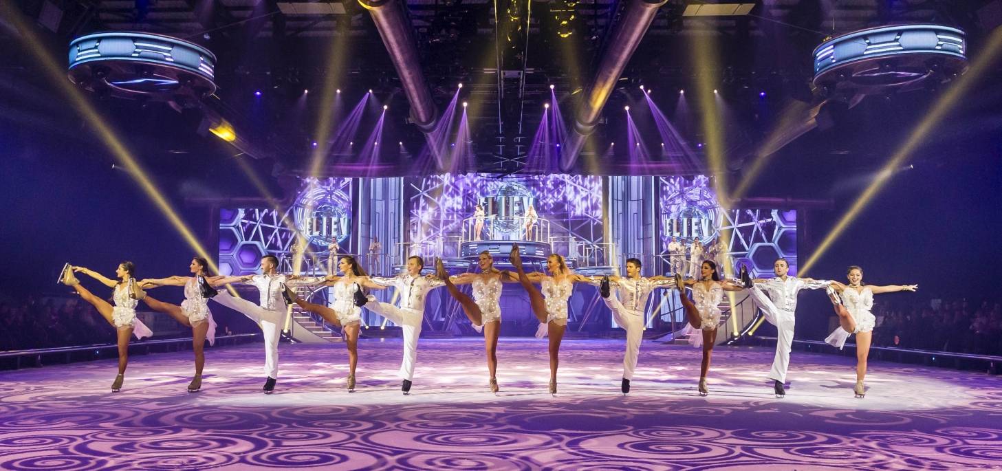 Weltpremiere der neuen Holiday on Ice-Show "Believe" in Grefrath: Feuriges Prickeln auf eisigem Gold