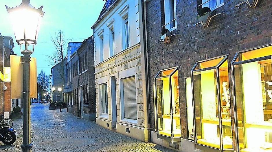 Auch ein ganz schön historischer Anblick — die Beleuchtung auf der Breyeller Josefstraße. Hier stehen keine Gaslaternen.