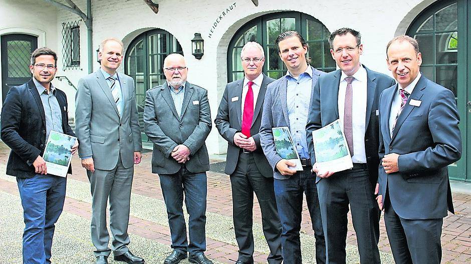 Beim elften Wirtschaftsfrühstück der Stadt Nettetal (von links) Philipp Mihajlovic (B.A.U.M.), Christian Wagner (Bürgermeister), Andreas Zorn (DRK Familienzentrum), Peter Radtke (Leiter Gewerbekunden-Center Nettetal, Sparkasse Krefeld), Oliver Mauckner (Lederfabrik Richard Hoffmans), Jens Möckel (Rameckers Maschinenfabrik/Gerlach Maschinenbau) und Jochem Dohmen (Sparkasse Krefeld), beim 11. Nettetaler Wirtschaftsfrühstück im Heydevelthof.