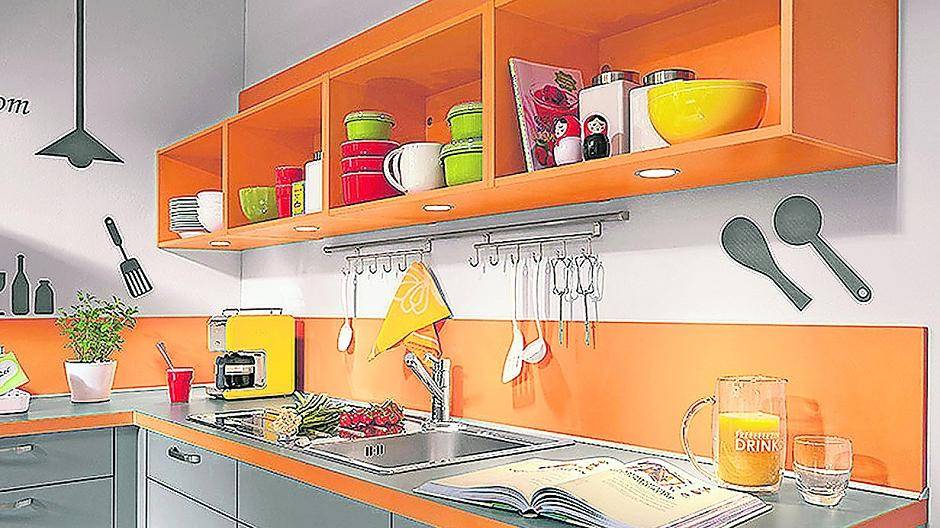  Ein harmonisch abgestimmtes Farbkonzept bringt Frische und Pepp in die Küche, wie diese Komposition in trendigem Grau und einer farbigen Arbeitsplattenkante. 