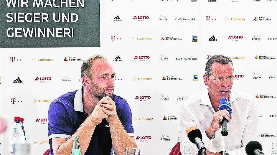 Diskus-Olympiasieger Robert Harting (links) ist Mit-Initiator und Botschafter der Deutschen Sportlotterie. Am Montag präsentierte er Ex-Box-Weltmeister Henry Maske (rechts) als neuen Gesellschafter.