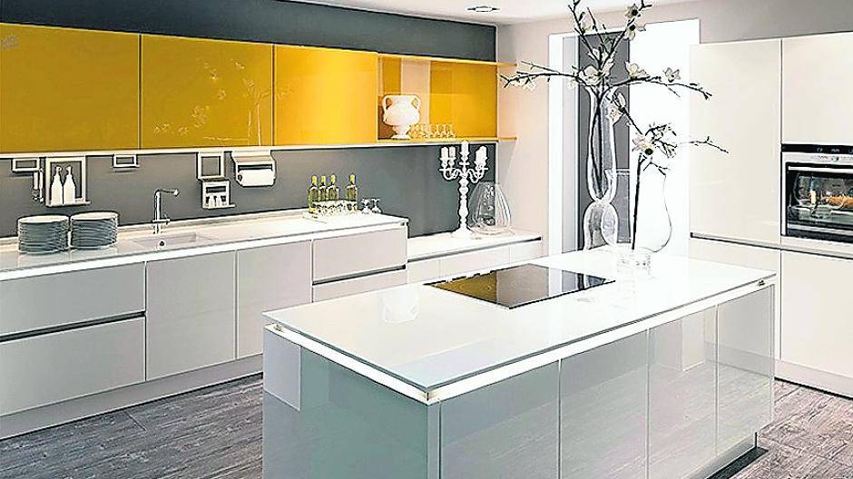 Die neue Leichtigkeit in der Küche. Fast wie optisch über den Unterschränken schwebend wirkt diese indirekt beleuchtete Küchenarbeitsplatte.