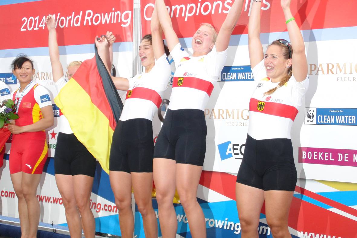  Die Frauen vom Crefelder Ruder-Club jubeln:Lisa Schmidla führt den deutschen Frauen Doppelvierer in neuer Weltbestzeit zum Weltmeistertitel. 