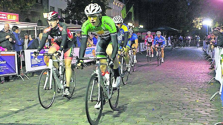 Strampeln im Dunklen: Das letzte Rennen dieses Tages fand schon nach Sonnenuntergang statt.