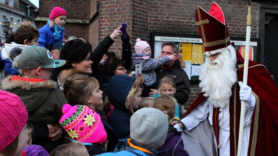 Nikolaus beschenkt die Hülser Kinder