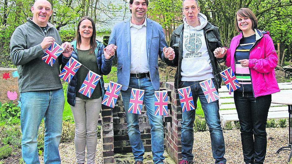  Die englischen Lehrer (v.l) Ian Dignall, Ariane Richardt, James Chesham und Emma Grey blicken zusammen mit Konrektor Dirk Göbels (Mitte) auf eine ereignisreiche Woche zurück. 