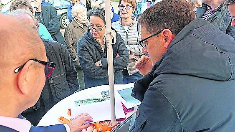 Lobberichs Ortsvorsteher Harald Post (links) und Albrecht Bohnen von den Stadtwerken bei der Bürgerversammlung.