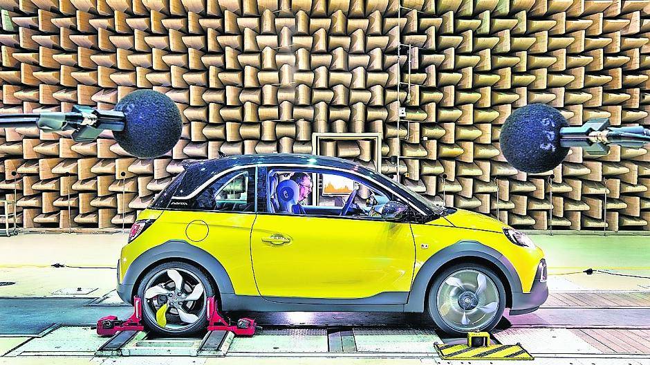  Der Opel Adam Rocks im Akustiklabor. 