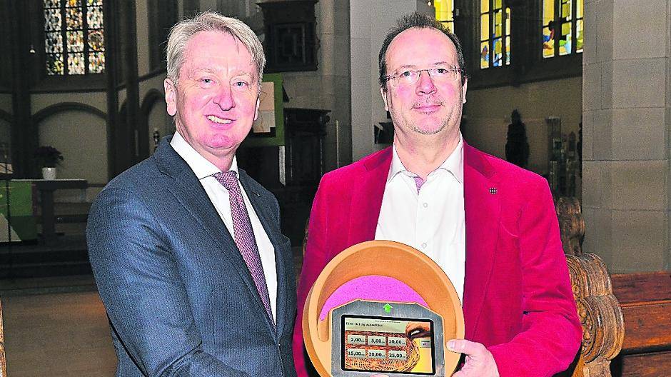 Dr. Ekkehard Thiesler, Vorstandsvorsitzender der Bank für Kirche und Diakonie, und Pfarrer Martin Winterberg präsentierten den elektronischen Kollektenkorb.