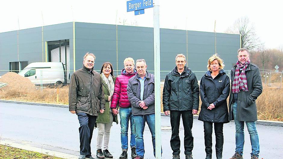  Bürgermeister Christian Wagner, Gaby und Werner Kisker, Thomas Gelsz, Oliver und Britta Jansen, Thomas Gotzen (NetteBetrieb) (v.l.) trafen sich im neuen Gewerbepark Berger Feld. 