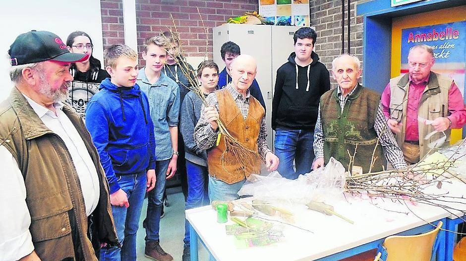  Die Obstwiesenfreunde aus Schwalmtal gaben ihr Wissen über alte Obstbaumsorten an die Schüler der Janusz-Korczak-Realschule weiter. 