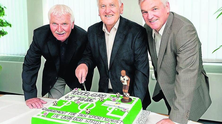  10 000 Euro und 43 Jahre Engagement verbinden die Stadtwerke Nettetal mit Willi Wittmann, dem Ehrenvorsitzenden des Stadtsportverbandes (Mitte). Im Beisein des Schatzmeisters Manfred Bartsch (links) nahm er die Spende zur Unterstützung der Kinder- und Jugendarbeit in Nettetaler Vereinen von Stadtwerke-Geschäftsführer Norbert Dieling (rechts) entgegen. 