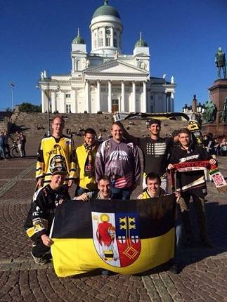 Fans der Pinguine unterstützten die Mannschaft in Helsinki